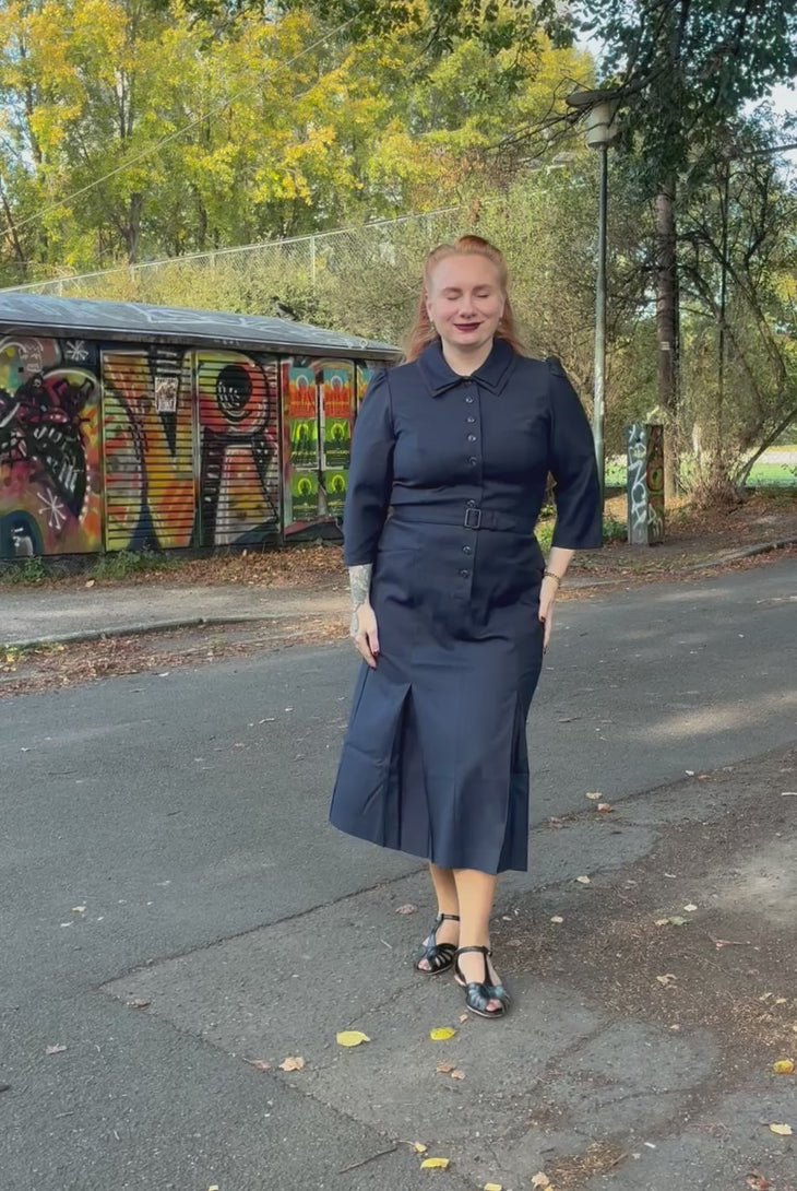 Video av marineblå Boss Lady blyantkjole fra Emmy som viser den i bevegelse - Hos Manillusion, Oslo